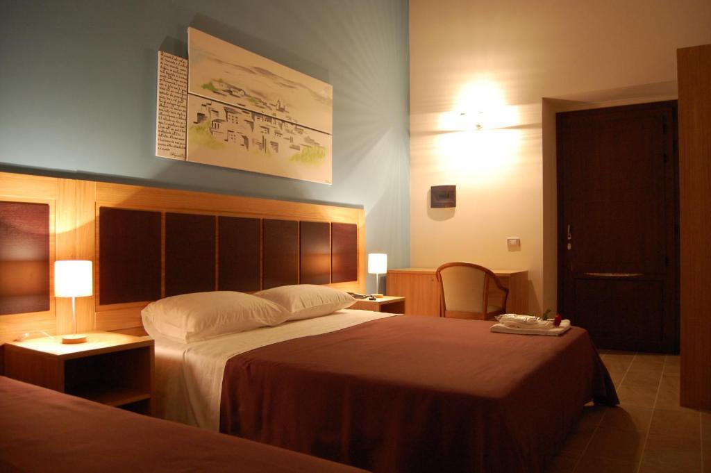 קיארמונטה גולפי Terre Iblee Resort חדר תמונה